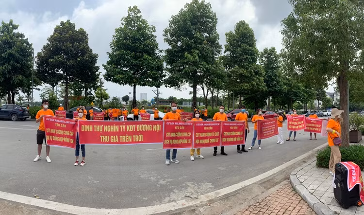 Được biết, dự án Anland Lake View của chủ đầu tư Tập đoàn Nam Cường bắt đầu bàn giao vào tháng 12/2021. Tuy nhiên cư dân cho biết, kể từ khi nhận bàn giao căn hộ cho đến nay, nhiều điều khoản trong hợp đồng không được phía chủ đầu tư thực hiện theo cam kết.