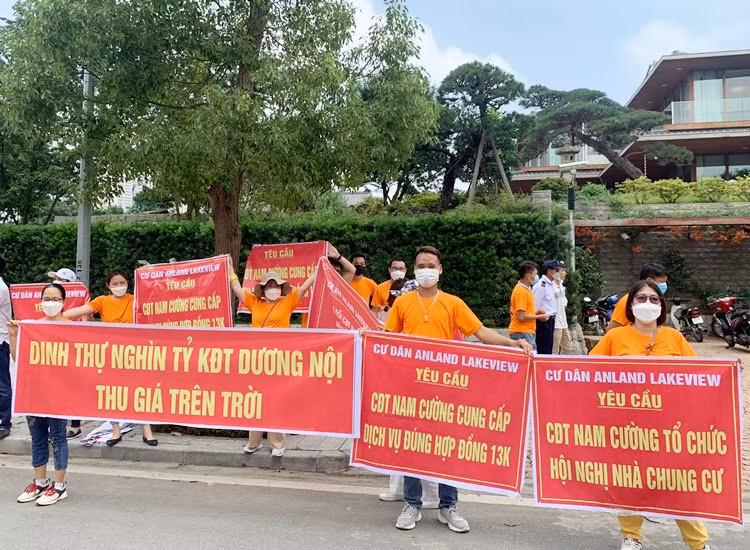 Cư dân vô cùng bức xúc vì chung cư Anland Lake View được “quảng cáo” là cao cấp nhưng thiếu trầm trọng những tiện ích về dịch vụ của siêu thị, đồ gia dụng, nơi mua sắm, ăn uống... Thang máy đi lại có hệ thống thông khí rất kém, khi cao điểm vào thang máy rất ngột ngạt, khó thở.