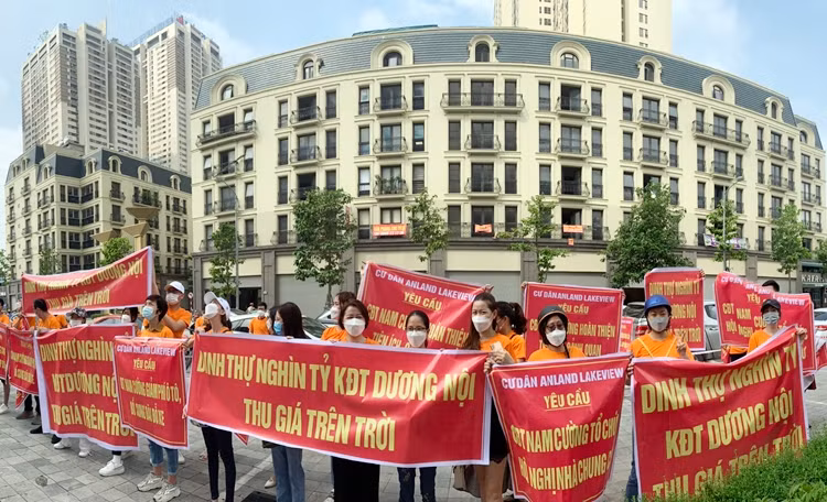 Băng rôn căng đỏ rực, cư dân Anland Lake View còn yêu cầu chủ đầu tư Nam Cường tổ chức hội nghị nhà chung.