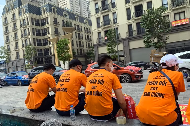 Mới đi vào hoạt động vận hành, nhưng cư dân tại chung cư cao cấp Anland Lake View đã ít nhất 3 lần căng băng rôn phản đối chủ đầu tư Tập đoàn Nam Cường.