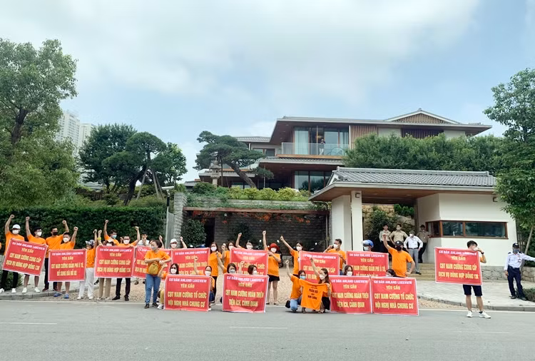 Nói về nguyên nhân của sự việc, một cư dân cho biết, do phía chủ đầu tư và Ban quản lý tòa nhà vẫn quy định mức thu phí gửi xe tại Anland Lake View với giá “trên trời” (các cư dân không đồng ý với mức phí gửi xe máy là 80.000 đồng/xe/tháng; ô tô là 1.500.000 đồng/xe/tháng); Ban quản lý tòa nhà không thực hiện đúng và đủ hết các dịch vụ tương xứng phí dịch vụ quản lý và vận hành.