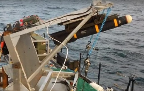 Moton cho biết, Hải quân Mỹ đã tiến hành các thử nghiệm bắn đạn thật với tên lửa Hellfire phóng từ một bệ phóng gắn trên một chiếc tàu nghiên cứu. Tên lửa Hellfire phóng từ tàu được thiết kế khác một chút so với biến thể gắn trên trực thăng và UAV tấn công.