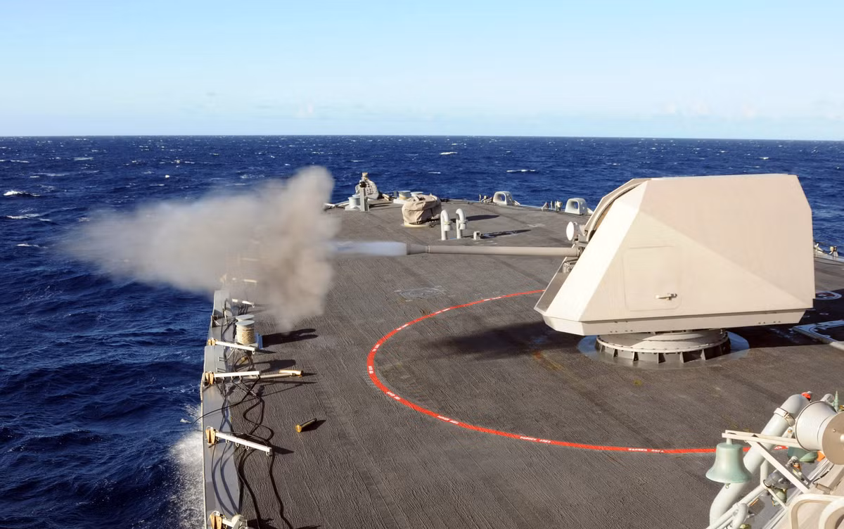 Trong một số tình huống, tên lửa Hellfire sẽ được sử dụng song song với pháo 30mm và 57mm. Ngoài ra, tên lửa Hellfire được dự định sẽ được sử dụng để kết hợp với máy bay trực thăng hay máy bay không người lái phóng từ tàu LCS, được dùng để trinh sát mục tiêu, chuyển hình ảnh mục tiêu tới trung tâm điều khiển, từ đó tùy cự li xa gần mà đưa ra phương án tấn công thích hợp. Ảnh: Pháo hạm MK110 57mm trên tàu LCS.