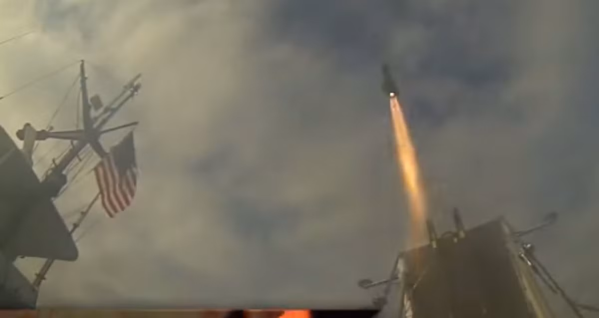 "Với máy bay trực thăng, tên lửa Hellfire khóa mục tiêu trước khi khai hỏa . Còn khi triển khai trên tàu chiến ven bờ LCS, tên lửa được phóng đi rồi sau đó tự dò tìm mục tiêu. Chúng tôi đã phóng 12 tên lửa trong năm ngoái và 10 quả trúng mục tiêu", ông Moton nói thêm.