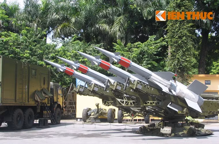 Đặc biệt, theo trang web của công ty Tetraedr thì, đạn tên lửa 5V27 của S-125-2TM được nâng cấp cho tầm bắn xa đến 35km, (chưa nâng cấp là 27 km), tầm cao đạt 25 km (chưa nâng cấp là 18 km), có thể đánh chặn mục tiêu di chuyển tốc độ 900 m/s (chưa nâng cấp là 700 m/s). Độ cao đối với các mục tiêu bay thấp hạ xuống từ 60 m xuống 20m. Khả năng bắn hạ mục tiêu trên không được tăng cường bằng việc gia tăng khối lượng thuốc nổ lên 1,6 lần và số mảnh vỡ lên 3,7 lần. Theo nhà sản xuất, xác suất tiêu diệt mục tiêu máy bay chiến thuật từ 85-96%, tên lửa hành trình đạt từ 30-80%, trực thăng đạt 40-85%.