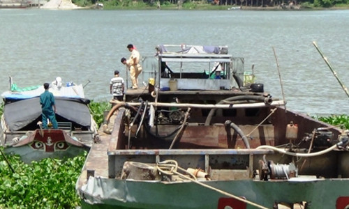 Sa lan tong ghe cho lua, 2 me con dang ngu tu vong