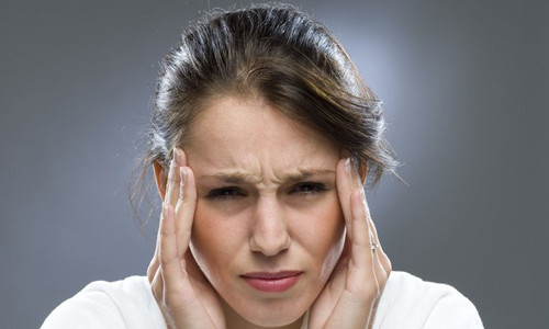 Nếu đau đầu kéo dài không giảm, bạn nên đi khám ngay. Ảnh: Reachingutopia.