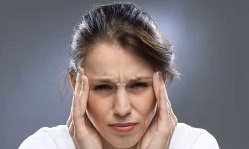 Nếu đau đầu kéo dài không giảm, bạn nên đi khám ngay. Ảnh: Reachingutopia. Nếu đau đầu kéo dài không giảm, bạn nên đi khám ngay. Ảnh: Reachingutopia.