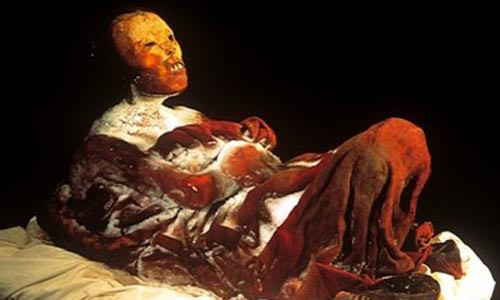 Xác ướp Juanita được phát hiện trên đỉnh núi Ampato, Peru cùng với bộ xương của một bé trai, một bé gái và một người phụ nữ khác vào ngày 8/9/1995. Bé gái này có độ tuổi 12-14, qua đời cách đây khoảng 500 năm. Theo các chuyên gia, bé gái bị giết để làm vật tế các thần linh trên núi. Thi hài của bé gái này còn gần như nguyên vẹn từ da, nội tạng, tóc, quần áo...