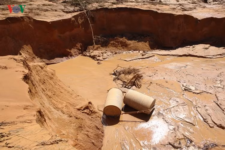 Nhiều vật dụng bị cuốn trôi sau khi hồ chứa nước đãi titan bị vỡ bao hồ.