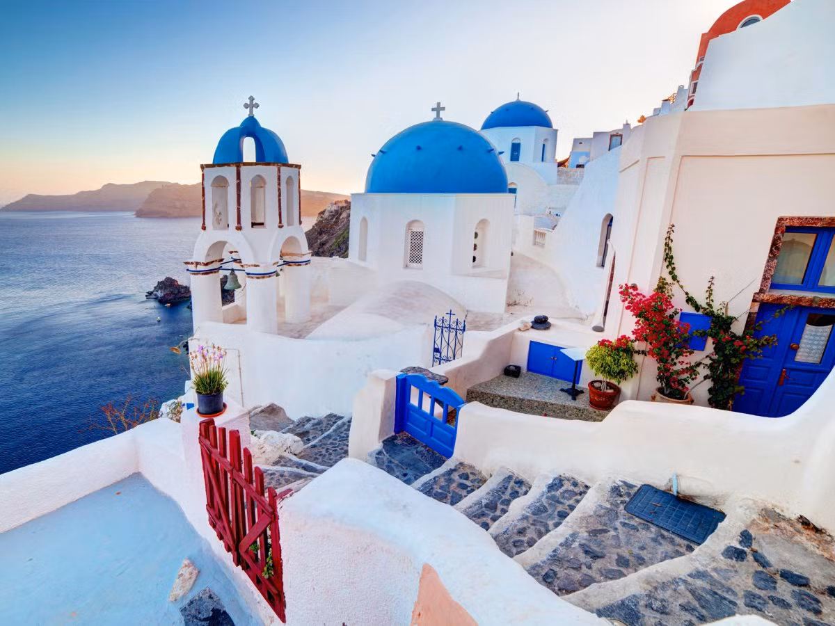 Xem mặt trời lặn trên Địa Trung Hải từ Santorini - một trong những hòn đảo đẹp nhất Hy Lạp.