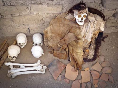 Nghĩa trang Chauchilla ở Peru khiến nhiều người rùng mình khi nhìn thấy những bộ hài cốt khô khốc và trắng tinh. Toàn bộ những bộ hài cốt này được đặt trong các hố và ở tư thế ngồi dựa lưng.