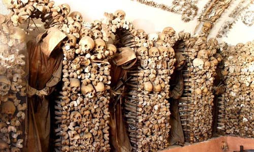 Một địa điểm hãi hùng khác ở Italy đó là nhà thờ Santa Maria della Concezione dei Cappuccini. Nằm ở Rome, nhà thờ Santa Maria della Concezione dei Cappuccini là nơi lưu giữ thi hài của khoảng 4.000 thầy tu quá cố dòng Capuchin từ Viện Via dei Lucchesi được chuyển về đây. Một số bộ xương của thầy tu còn nguyên vẹn và được khoác lên những chiếc áo của người tu hành.