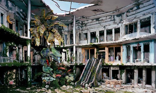 Thông qua các đạo cụ, chú ý đến từng chi tiết, Lori Nix và Kathleen Gerber đã tạo ra những câu chuyện thông qua từng bức ảnh.