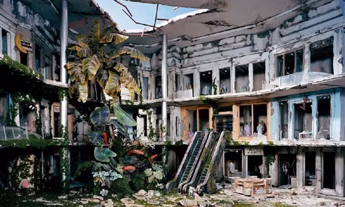 Thông qua các đạo cụ, chú ý đến từng chi tiết, Lori Nix và Kathleen Gerber đã tạo ra những câu chuyện thông qua từng bức ảnh.