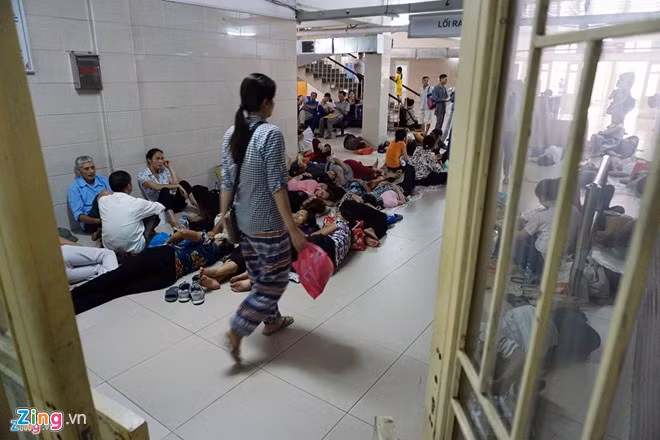 Bệnh viện trong nội thành Hà Nội quá tải khiến bệnh nhân và người nhà phải ngồi, nằm chen chúc, vật vạ. Ảnh: Lê Hiếu.