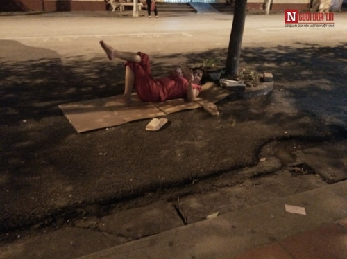 Giữa trưa một người phụ nữ tranh thủ nằm nghỉ ngơi, hóng mát dưới một gốc cây.