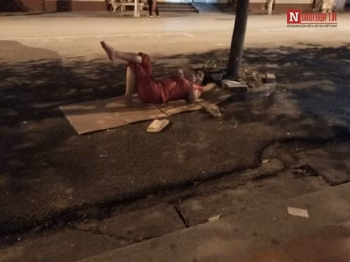 Giữa trưa một người phụ nữ tranh thủ nằm nghỉ ngơi, hóng mát dưới một gốc cây.