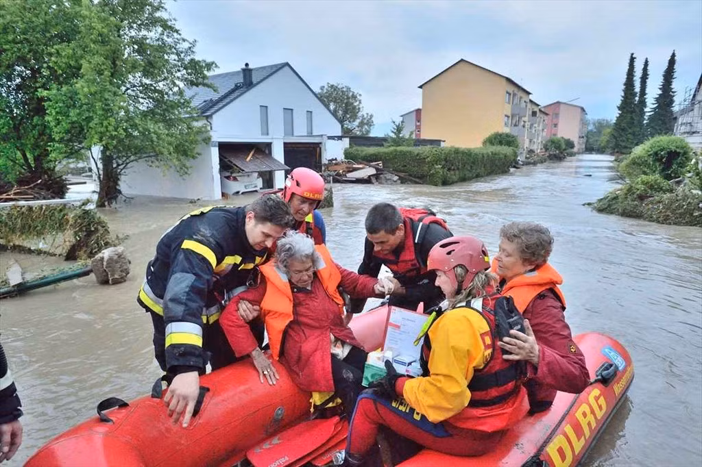 Giới chức Đức hôm 31/5 ban bố tình trạng khẩn cấp tại thành phố Passai, bang Bayern. Ngoài Pháp và Đức, người dân Bỉ cũng chịu cảnh tương tự khi mưa lớn gây ngập nhiều nơi, gồm thành phố Antewerp, Limburg và Liege.