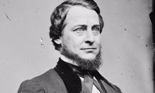 Năm 1971, trong lúc biện hộ cho thân chủ Thomas McGehan - người bị kết tội bắn chết một ông tên là Tom Myers trong cuộc ẩu đả ở quán rượu, luật sư Clement Vallandigham đã diễn lại cảnh “bắn nhầm". Bởi Vallandigham lập luận với bồi thẩm đoàn rằng thân chủ của ông vô tình tự tay bóp cò trong lúc rút khẩu súng ra khỏi vị trí bên đầu gối. Tuy nhiên, trong lúc diễn lại cảnh đó, Vallandigham vô tình chạm ngón tay vào cò và viên đạn xuyên thẳng qua tim khiến luật sư này thiệt mạng. Đây là một kiểu chết kỳ lạ được ghi nhận trong lịch sử.