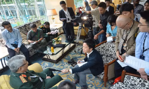 Thượng tướng Nguyễn Chí Vịnh trả lời báo chí bên lề Đối thoại Shangri-La tại Singapore ngày 4-6 - Ảnh: Q. TRUNG.