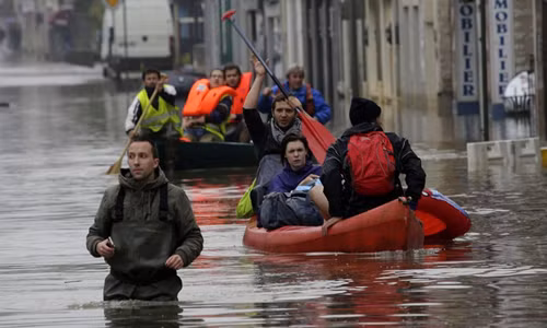 Nước ở thị trấn Nemours ngập ngang người một thanh niên.