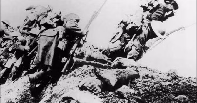 Theo ước tính, ngày đầu tiên của trận đánh Somme (1/7/1916) đã gây ra thương vong 57.470 cho lục quân Anh. Nguyên nhân khiến quân đội Anh chịu thương vong lớn như vậy là do họ thiếu kinh nghiệm chiến đấu, không được huấn luyện kỹ lưỡng, chu toàn trước khi ra trận cũng như đánh giá sai về kẻ địch.