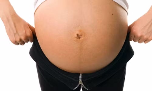 Da bụng chảy xệ là nỗi ám ảnh của nhiều sản phụ. Ảnh: Scarymommy.