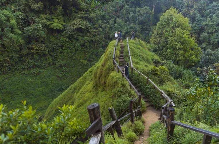 Tỉnh Champasak ở Lào là nơi tồn tại khá nhiều di tích cổ xưa, trong đó nổi bật là Wat Phu - quần thể phức hợp tôn giáo của người Khmer cổ nằm trên núi Phu Kao. Ngôi đền mang kiến trúc Hindu này có niên đại từ thế kỉ thứ 11 đến thế kỉ thứ 13 và đã từng là một phần của đế quốc Khmer nằm trải dài từ Angkor đến tận vùng Tây Nam của Campuchia.