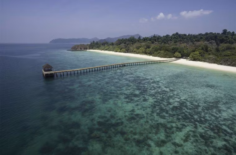 Quần đảo Mergui Archipelago nằm ở phần cực nam Myanmar gồm hơn 800 hòn đảo nhỏ. Nơi đây là địa điểm lý tưởng cho hoạt động lặn biển nhờ sự đa dạng sinh vật biển.