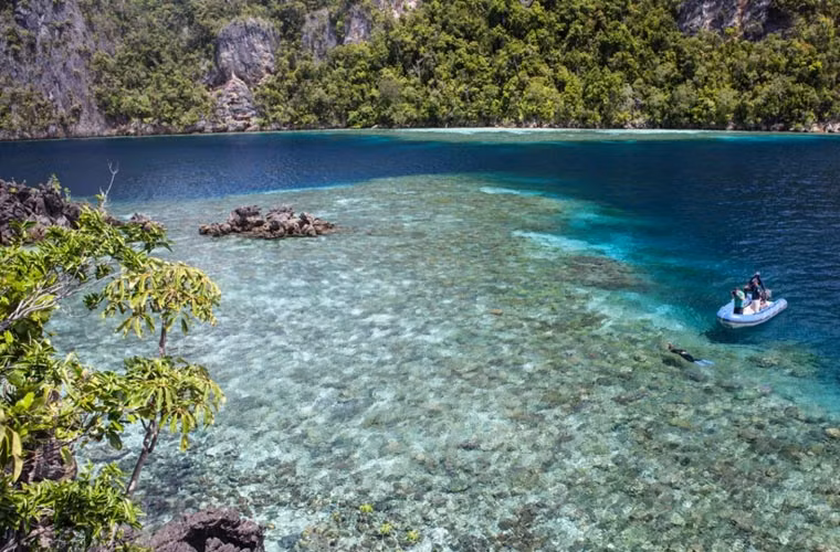 Đảo Raja Ampat ở Indonesia có dân cư thưa thớt, là địa điểm ấn tượng ở châu Á có những bãi biển cát trắng, đầm phá, hang động tuyệt đẹp. Nơi đây cũng nằm trong danh sách những địa điểm chưa được du khách biết đến nhiều.