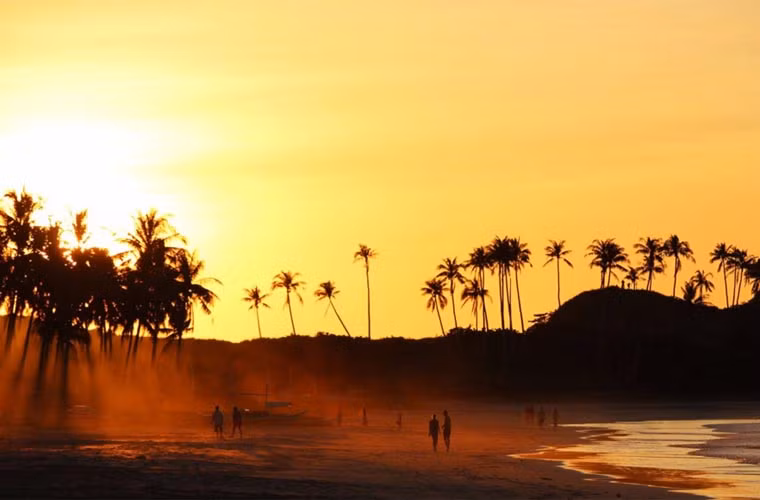 Bãi biển Nacpan nằm gần El Nido, Philippines nổi tiếng với những nhà hàng địa phương khá ngon và là địa điểm ngắm sao trời tuyệt vời.