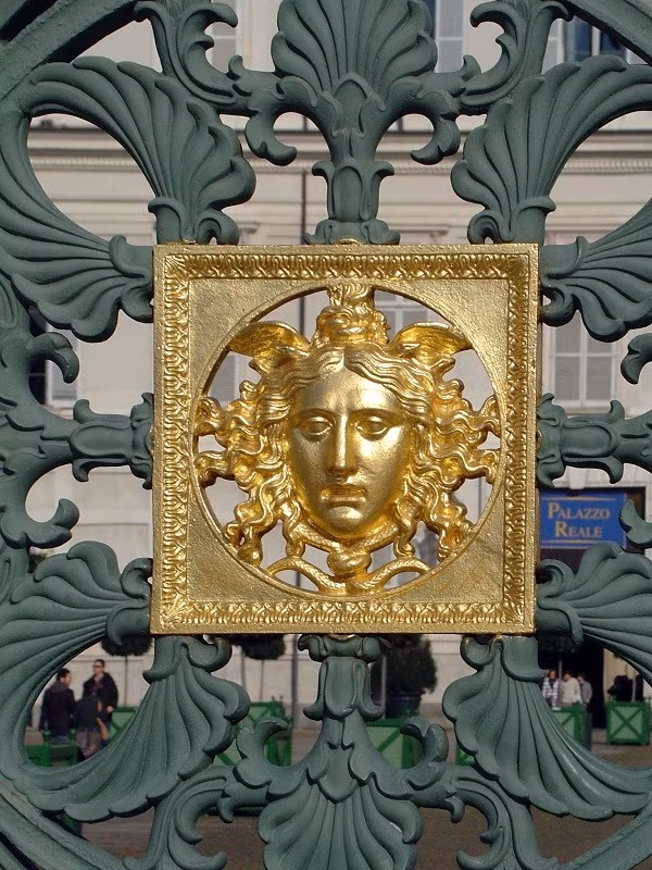 Hình ảnh đầu của Medusa càng trở nên nổi tiếng trong mỹ thuật châu Âu khi xuất hiện trong các tác phẩm hội họa, điêu khắc và kiến trúc. Trong ảnh là đầu của Medusa được bố trí trên cổng cung điện hoàng gia tại Turin, Italy.