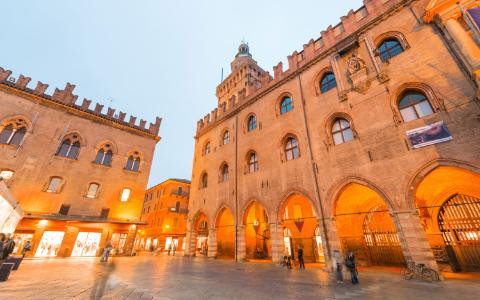 Bologna ở Italy xếp thứ 7 trong số 16 thành phố có ẩm thực ngon nhất thế giới. Nhiều món ăn đặc trưng của Italy có nguồn gốc từ thành phố Bologna.