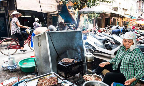 Theo Telegraph, Hà Nội đứng đầu danh sách 16 thành phố có ẩm thực ngon nhất thế giới. Telegraph miêu tả: "Nếu Tổng thống Mỹ Barack Obama đã phát hiện và chỉ mất 6 USD cho một bữa tối ngon miệng với bún chả Hà Nội với đầu bếp Anthony Bourdain thì chắc hẳn ông chủ Nhà Trắng cũng sẽ nhận ra sức mạnh của ẩm thực ở thành phố này". Các món ăn như phở, bánh mì, cơm tấm với thịt lợn nướng, cafe trứng... là những món ăn Telegraph gợi ý độc giả nên thưởng thức khi ghé thăm Hà Nội.