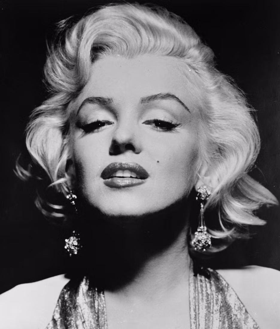 Marilyn Monroe vô cùng ngưỡng mộ Tổng thống Mỹ Abraham Lincoln. Cô cảm thấy vị tổng thống này vô cùng gần gũi khi cùng có tuổi thơ sóng gió. Vì vậy, Marilyn Monroe thích so sánh những dấu mốc trong đời với Tổng thống Lincoln.