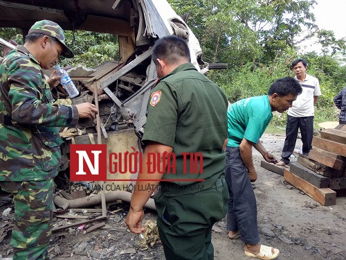 Lực lượng chức năng khám nghiệm hiện trường, phát hiện có nhiều xác pháo và gỗ quý.