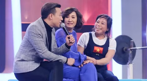 Hồng Đào thường khá "tỉnh" trước những hoàn cảnh kém may mắn. Chị chỉ dành cho họ cái ôm và lời động viên. Ảnh: Lê Nhân.