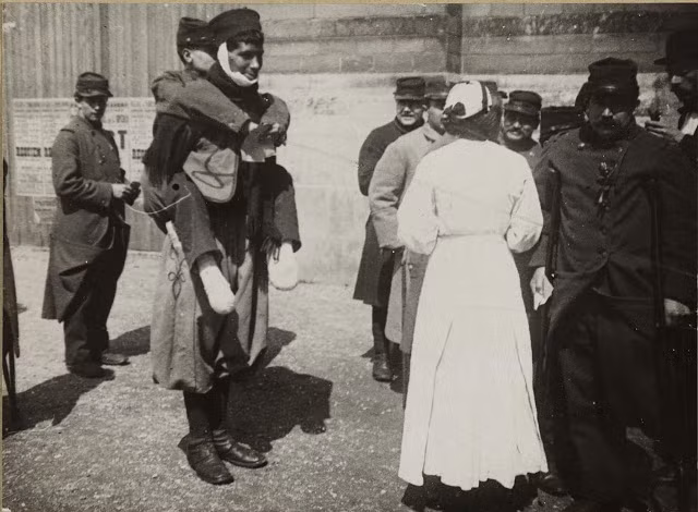 Hình ảnh những người lính bị thương trên đường phố Trocadero năm 1914.