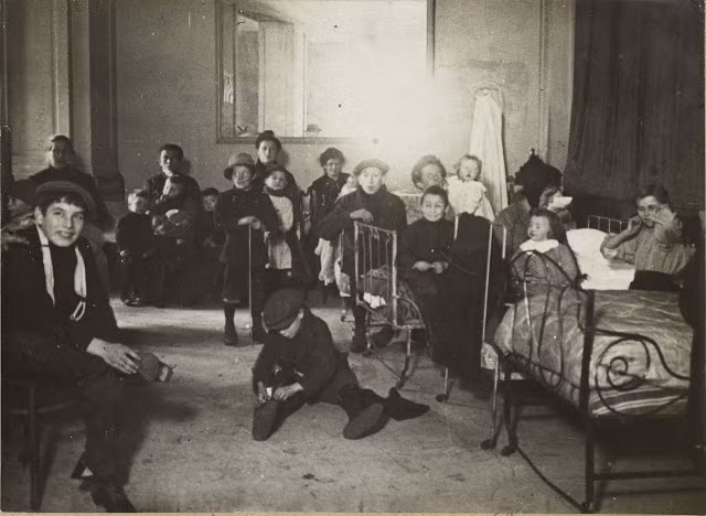 Từ năm 1914, nhiếp ảnh gia Lansiaux bắt đầu việc chụp ảnh cuộc sống của người dân ở Paris khi Chiến tranh thế giới 1 mới nổ ra. Trong ảnh là người tị nạn Belarus ở Paris năm 1914.