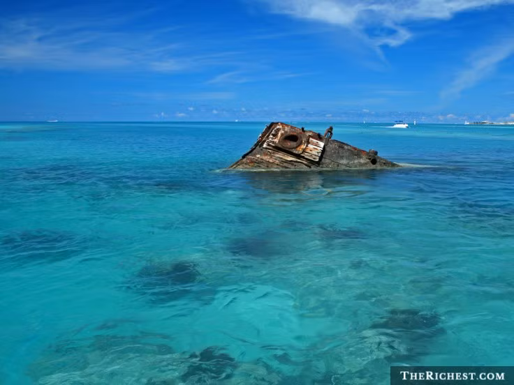 3. Tam giác quỷ Bermuda là một trong những địa điểm bí ẩn nhất hành tinh. Lịch sử đã ghi nhận rất nhiều tàu thuyền, máy bay đã mất tích ở vùng biển bí ẩn này. Là một khu vực ở tây bắc Đại Tây Dương giáp Bermuda, Puerto Rico và Melbourne, Florida, Mỹ, Tam giác Bermuda còn được cho là cánh cổng dẫn đến thế giới khác.