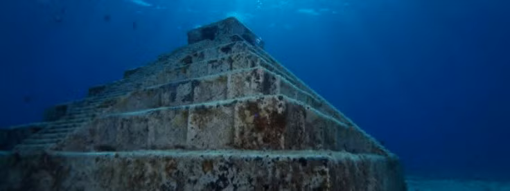 2. "Kim tự tháp" kỳ lạ được phát hiện dưới vùng biển gần đảo Yonaguni Jima, Nhật Bản năm 1987. Trong đó, cấu trúc lớn nhất trông giống như một kim tự tháp bậc thang, làm bằng đá nguyên khối, nhô lên ở độ sâu 25m. Một số cho rằng đây có thể là tàn tích của một thành phố chìm dưới biển.