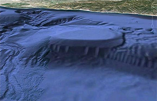 2. Trụ sở người ngoài hành tinh dưới biển. California, Mỹ từ lâu là một trong những "điểm nóng" về người ngoài hành tinh và UFO. Trong số những điều liên quan đến sinh vật ngoài Trái đất, một vùng biển cách bờ biển Point Dume ở Malibu, California, Mỹ khoảng 9 km được cho là căn cứ của người ngoài hành tinh dưới biển. Giả thuyết này được đưa ra sau khi Google Earth chụp được những hình ảnh trên mặt biển trông giống như một mái vòm phẳng khổng lồ hình bầu dục, bên dưới có những hình thù giống như cột chống lối vào một khu vực tối và sâu hơn. Theo đó, khối hình thù lạ thường được cho là ở độ sâu khoảng 800m dưới mặt nước biển và rộng khoảng 4,8 km.