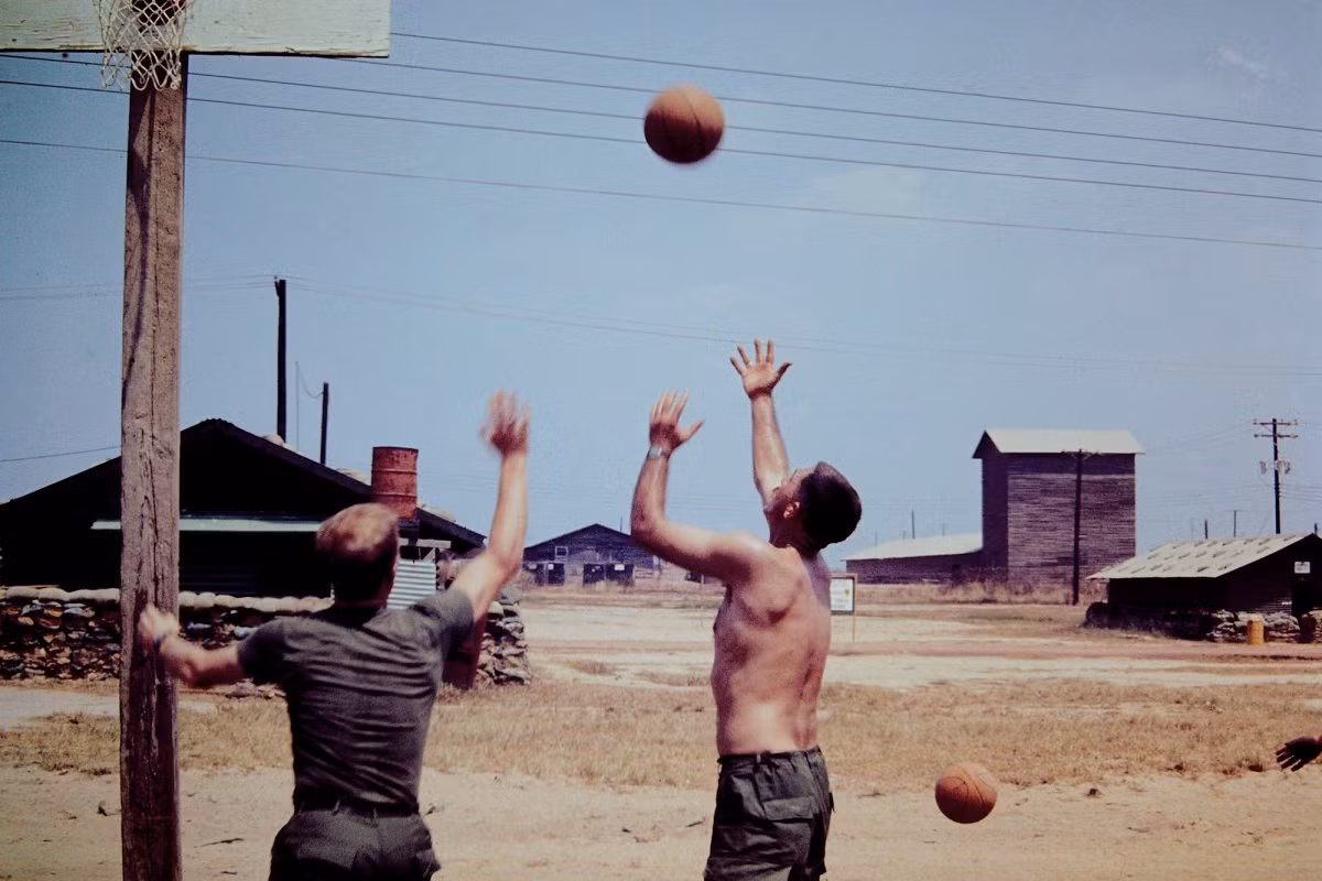 Những bức ảnh này giúp độc giả thấy được 2 mặt của cuộc chiến: những cuộc chiến ác liệt và cuộc sống thường nhật của binh sĩ khi nghỉ ngơi, thư giãn.