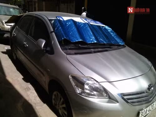 Chiếc xe ô tô này được chủ nhân "ưu ái" cho một cách chống nắng hoàn hảo. Ngoài việc chiếc xe được đậu ngay ngắn dưới tòa nhà, phần kính còn được che kín mít.