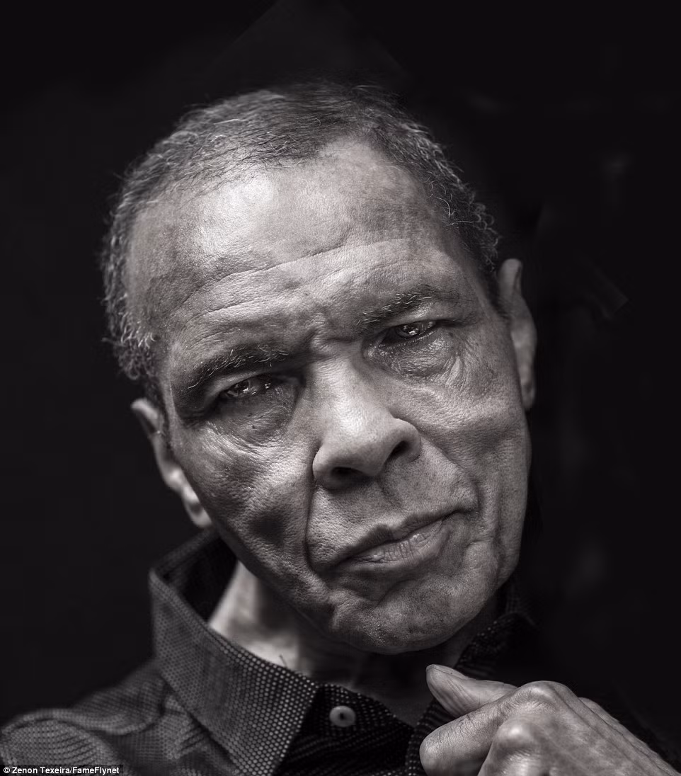 Hình ảnh 2 tay giơ nắm đấm quen thuộc là tư thế quyền anh mang tính biểu tượng của Muhammad Ali. Người hâm mộ trên thế giới không cảm thấy lạ lẫm với hình ảnh như thế này của huyền thoại Muhammad Ali.