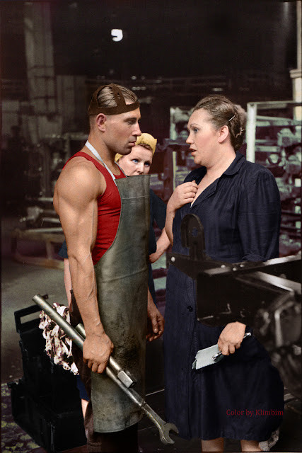 Người công nhân trao đổi công việc với nữ giám sát tại nhà máy sản xuất ô tô ở Moscow năm 1954.