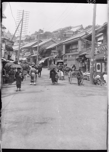 Vào năm 1908, đường phố Nhật Bản xuất hiện đường dây điện. Cuộc sống của người dân từng bước hiện đại hóa.