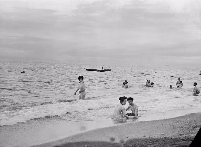 Các cô gái trẻ Nhật Bản vui đùa ở bãi biển năm 1908.
