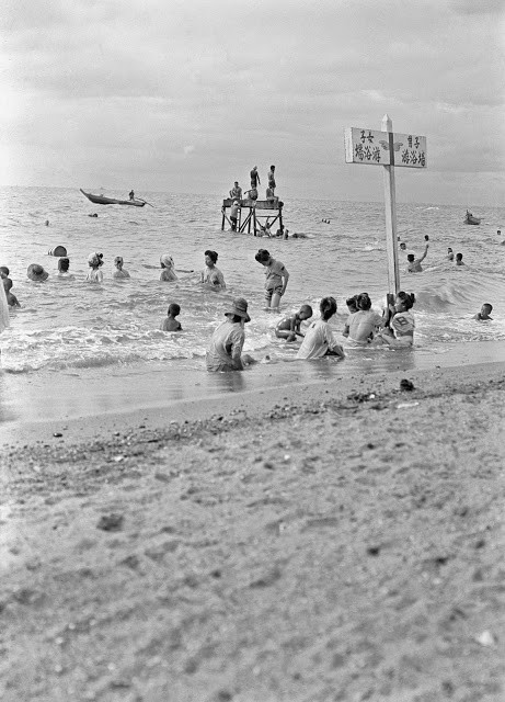 Hình ảnh người dân Nhật Bản từ người lớn cho đến trẻ em vui đùa trên bãi biển nhằm xua tan nắng nóng mùa Hè được Arnold Genthe chụp lại.